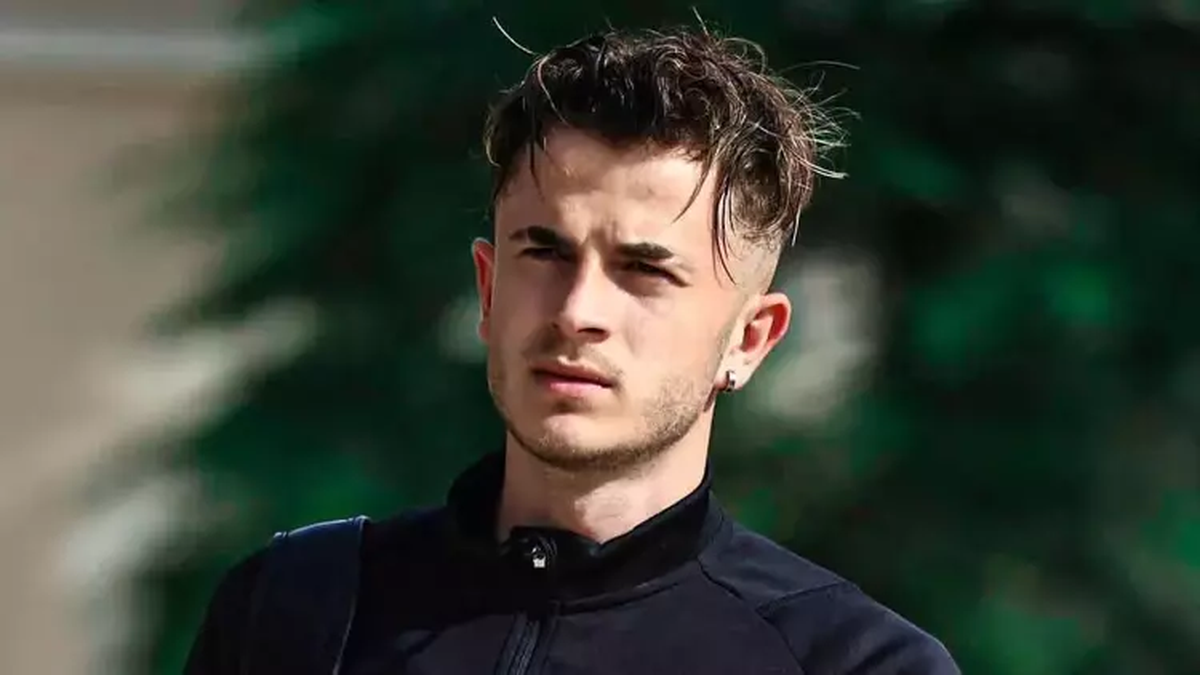 Se creó un perfil en Tinder y su equipo decidió rescindirle el contrato.