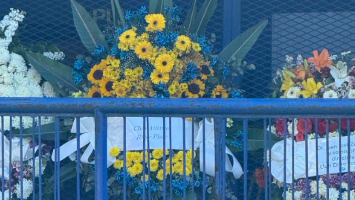 La corona de flores entregada por River Plate en la Bombonera. La corona de flores entregada por River Plate en la Bombonera.