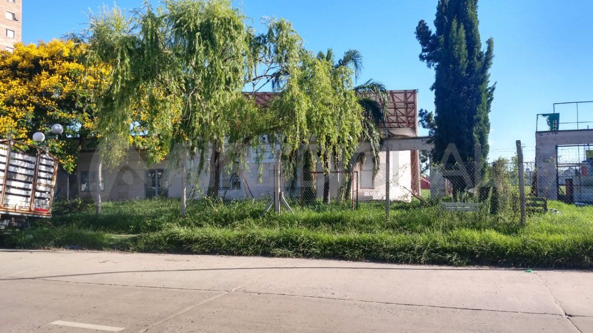 El estado del club Newell's de barrio Roma se observa a simple vista desde calle Mendoza.