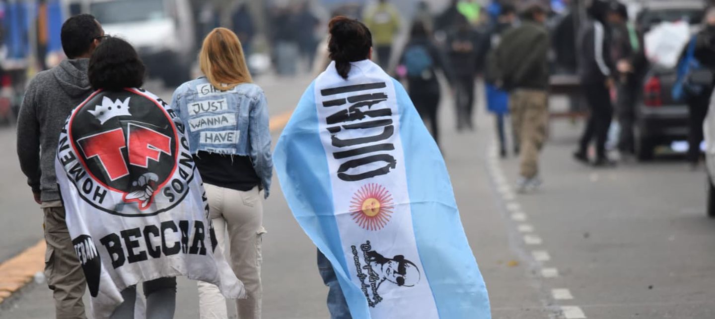 Miles de fanáticos del Indio Solari llegaron este domingo a Avellaneda para despedir a su ídolo.