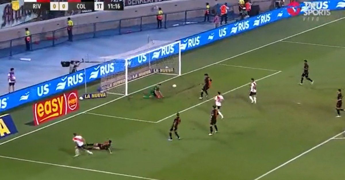 El arquero sabalero estuvo atento a la jugada y atajó el remate del delantero rojiblanco.