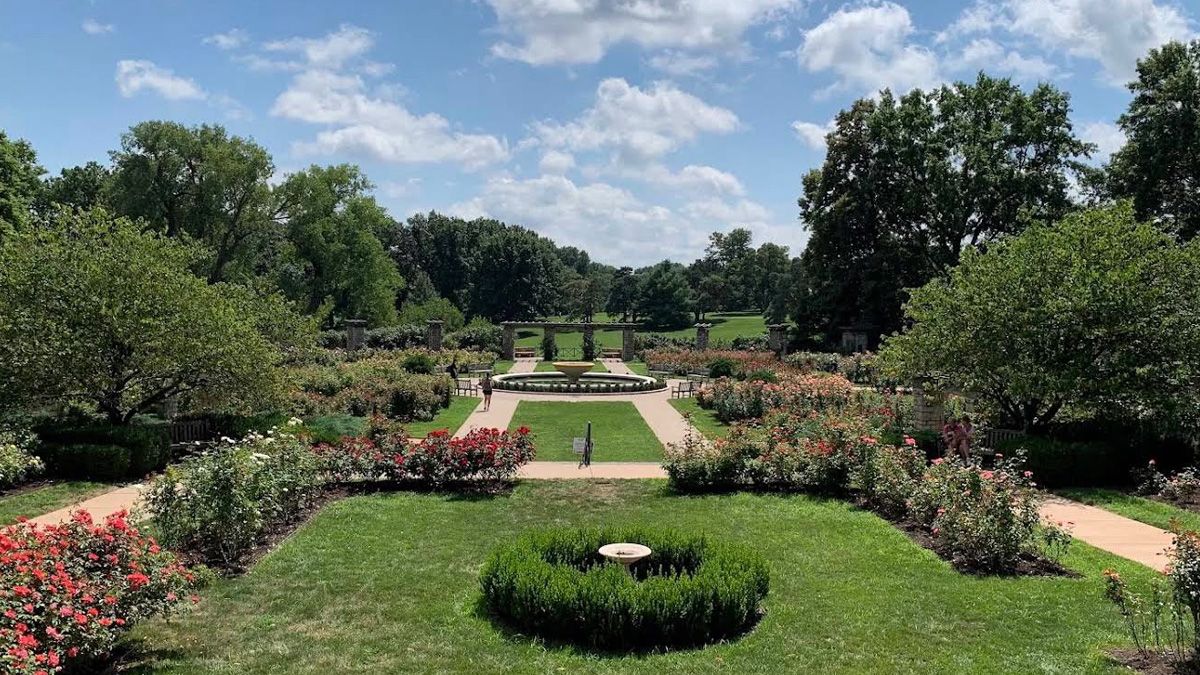 El Loose Park es uno de los espacios verdes más emblemáticos de Kansas City y un punto de encuentro para vecinos y visitantes.
