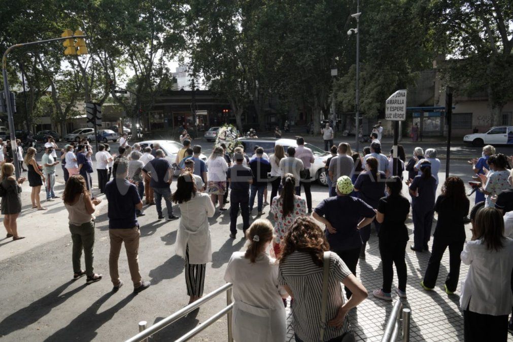Familiares y amigos despidieron a María Zalazar en las puertas del hospital. 