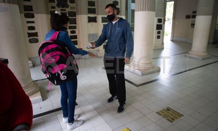 Este miércoles, representantes de los gremios docentes mantuvieron un encuentro con autoridades provinciales en el que analizaron la situación epidemiológica de la provincia. Los maestros reiteraron el pedido de suspender temporalmente la presencialidad en las escuelas pero el gobierno se resiste a tomar esa medida. Este miércoles, representantes de los gremios docentes mantuvieron un encuentro con autoridades provinciales en el que analizaron la situación epidemiológica de la provincia. Los maestros reiteraron el pedido de suspender temporalmente la presencialidad en las escuelas pero el gobierno se resiste a tomar esa medida.