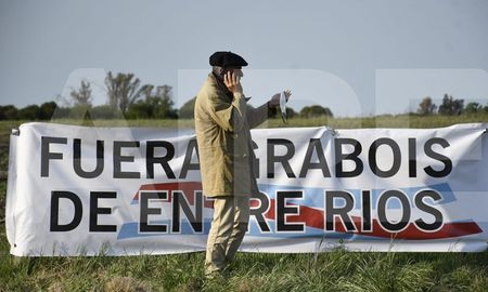 El exministro de Agricultura de la Nación, Luis Miguel Etchevehere, afuera de Casa Nueva, junto a un cartel que dice fuera Grabois de Entre Ríos. El exministro de Agricultura de la Nación, Luis Miguel Etchevehere, afuera de Casa Nueva, junto a un cartel que dice fuera Grabois de Entre Ríos.