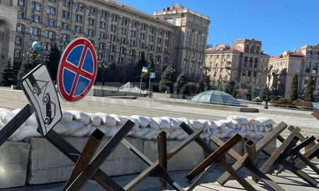 La ciudad de Kiev quedó casi vacía y con barricadas militares para evitar el avance del ejército ruso. La ciudad de Kiev quedó casi vacía y con barricadas militares para evitar el avance del ejército ruso.