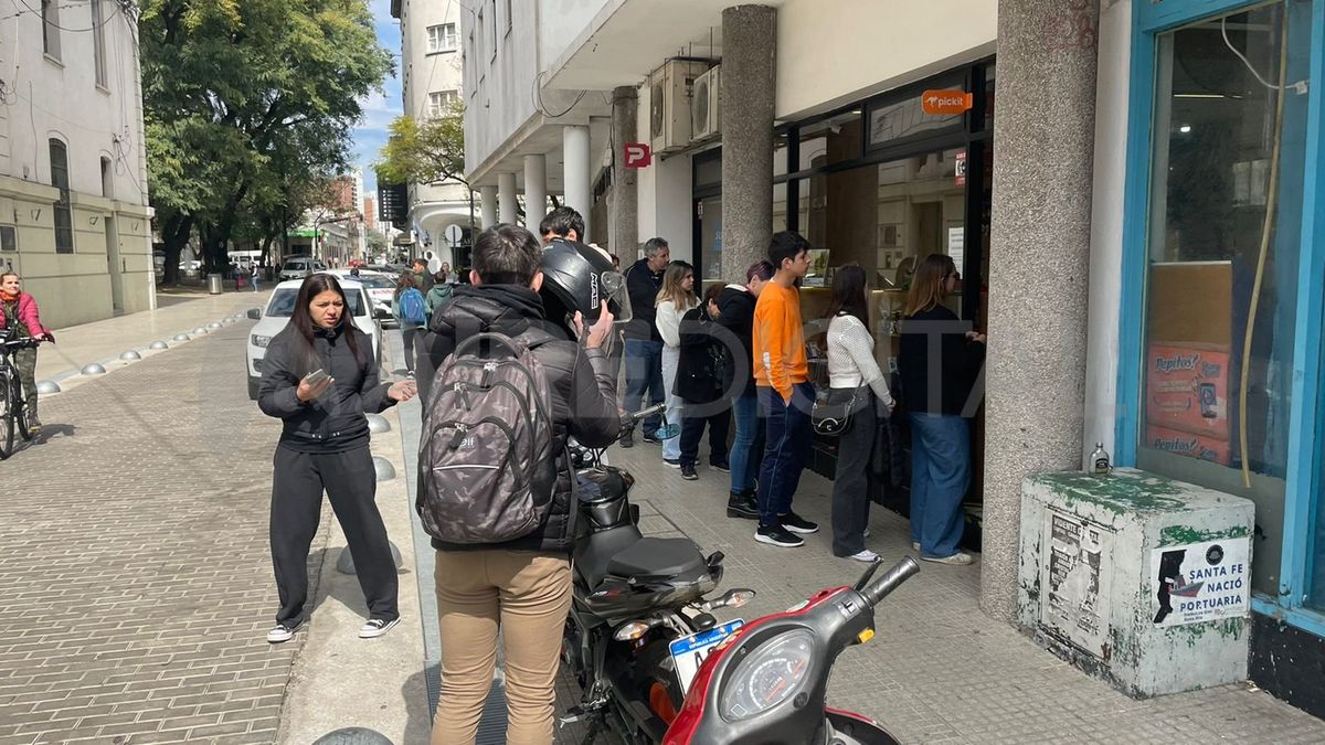 Filas en el centro santafesino para comprar figuritas del mundial.