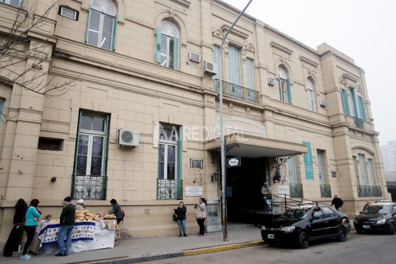 Atacaron a una mujer policía: le dieron un botellazo en la cabeza para robarle la cartera