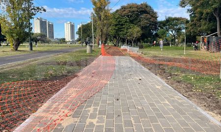 El sendero peatonal se construye paralelo a la ciclovía. El sendero peatonal se construye paralelo a la ciclovía.