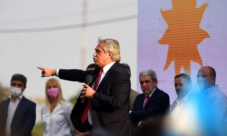 Acompañado por el jefe de Gabinete, Juan Manzur; los ministros de Seguridad, Aníbal Fernández; y de Trabajo, Empleo y Seguridad Social, Claudio Moroni; el secretario general de la Presidencia, Julio Vitobello; el gobernador interino Osvaldo Jaldo y candidatos locales, el jefe de Estado sostuvo que para la sociedad argentina está terminando un tiempo espantoso y muy difícil, que nos llenó de pena y de dolor , en referencia a la pandemia de coronavirus. Acompañado por el jefe de Gabinete, Juan Manzur; los ministros de Seguridad, Aníbal Fernández; y de Trabajo, Empleo y Seguridad Social, Claudio Moroni; el secretario general de la Presidencia, Julio Vitobello; el gobernador interino Osvaldo Jaldo y candidatos locales, el jefe de Estado sostuvo que para la sociedad argentina está terminando un tiempo espantoso y muy difícil, que nos llenó de pena y de dolor , en referencia a la pandemia de coronavirus.