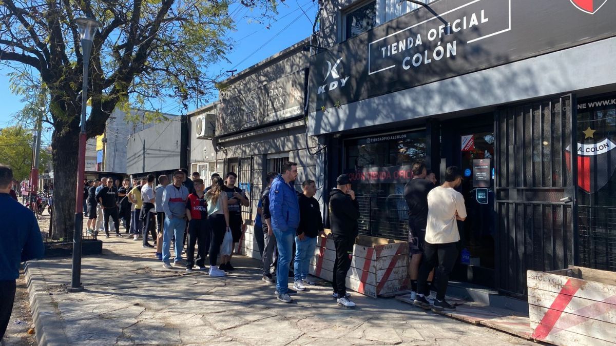 Colón vuelve a vender en la tienda oficial camisetas de marcas anteriores: llegó el turno de Kelme.