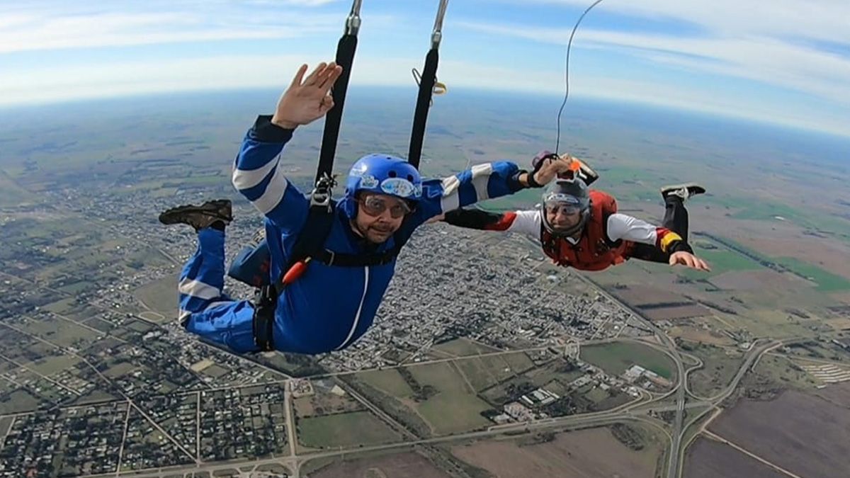 Una foto del Facebook de Héctor Vaccaro lo muestra practicando paracaidismo