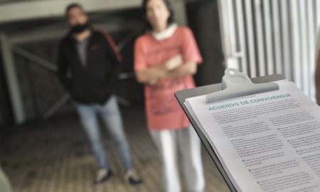 Con el objetivo de fortalecer los lazos ciudadanos y la resolución pacífica de los conflictos, los habitantes del complejo firmaron un acuerdo de convivencia. Con el objetivo de fortalecer los lazos ciudadanos y la resolución pacífica de los conflictos, los habitantes del complejo firmaron un acuerdo de convivencia.
