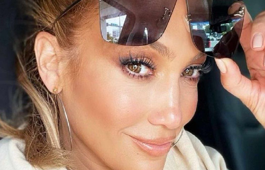 Cómo usar bronceador al estilo JLO para lucir un rostro delgado y sin arrugas