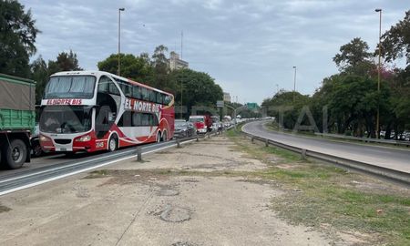 Este lunes hubo demoras en la Avenida de la Constitución por una protesta de fleteros. Este lunes hubo demoras en la Avenida de la Constitución por una protesta de fleteros.
