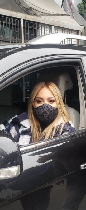 Karina chocó en su camioneta a un motociclista, pero advirtió que todo salió bien. 