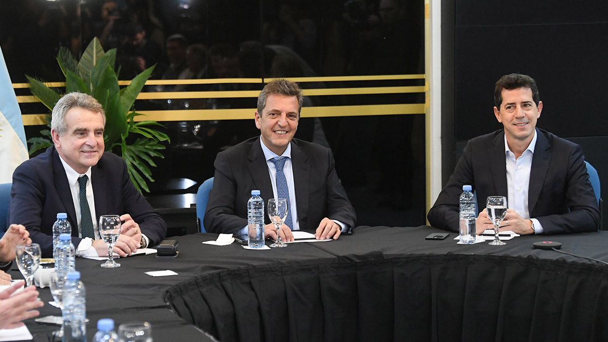 Massa tuvo así una nueva foto de unidad con los gobernadores oficialistas, quienes se habían expresado a favor de un candidato único del peronismo. Massa tuvo así una nueva foto de unidad con los gobernadores oficialistas, quienes se habían expresado a favor de un candidato único del peronismo.