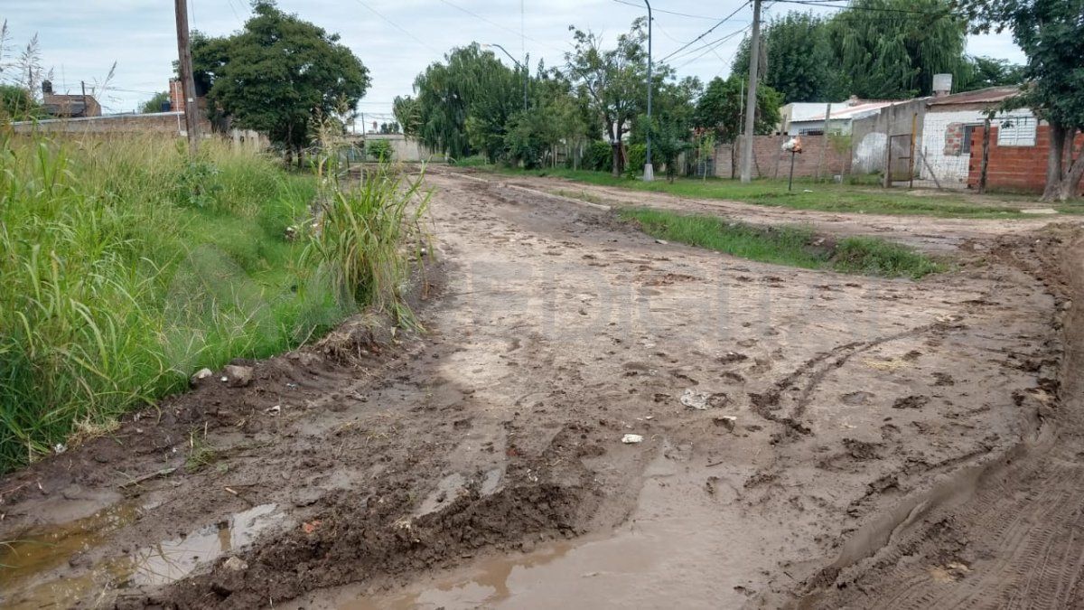 Las calles del barrio están marcadas y algunas de ellas inundada.