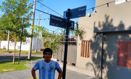 homenaje: en santa fe, un vecino nombro a su esquina como diego maradona homenaje: en santa fe, un vecino nombro a su esquina como diego maradona