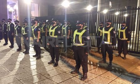 La Policía de Santa Fe prepara un operativo similar al del ultimo clásico santafesino pero reforzado con todas las fuerzas de seguridad y con agentes de otras localidades. La Policía de Santa Fe prepara un operativo similar al del ultimo clásico santafesino pero reforzado con todas las fuerzas de seguridad y con agentes de otras localidades.