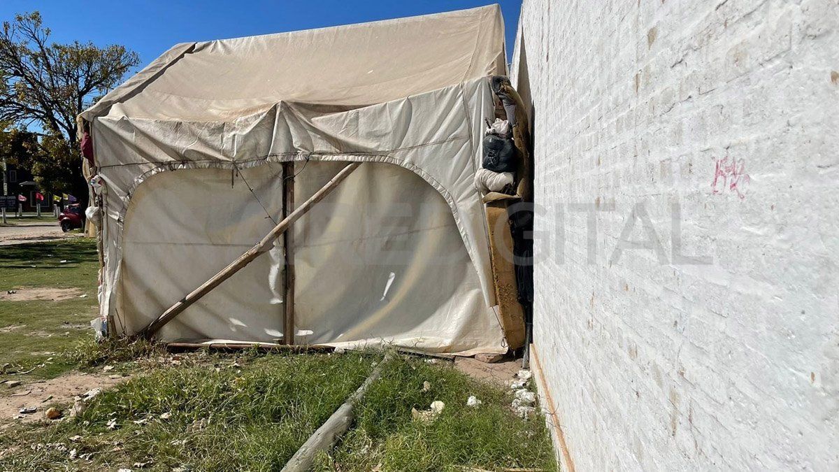 Hace casi tres meses que la carpa, que fue colocada para resguardo de la gente que iba a hisoparse, no puede utilizarse. Dentro hay prendas de vestir y colchones. Y en los alrededores, se observan restos de comida y residuos.