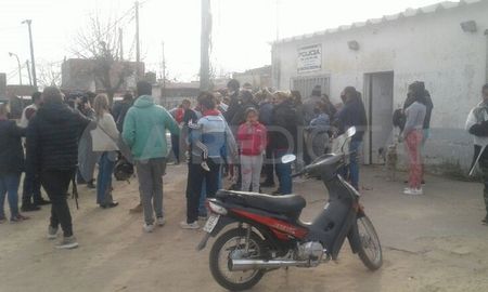 La protesta exigió mayor patrullaje en el barrio costero. La protesta exigió mayor patrullaje en el barrio costero.