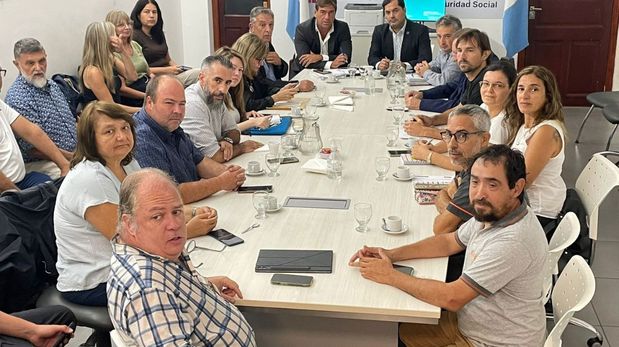 Se realizó este jueves la primera reunión paritaria entre el Gobierno de la Provincia y los representantes de Amra y Siprus.