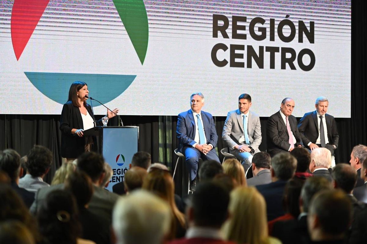 La presidenta de la Cámara de Diputadas y Diputados, Clara García, participó en Santa Fe del encuentro de la Región Centro. La presidenta de la Cámara de Diputadas y Diputados, Clara García, participó en Santa Fe del encuentro de la Región Centro.