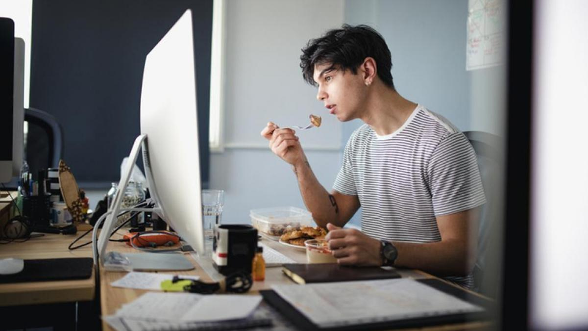 Hacer otras cosas durante el período de alimentación, genera una distracción en cuanto a la cantidad de los alimentos ingeridos.