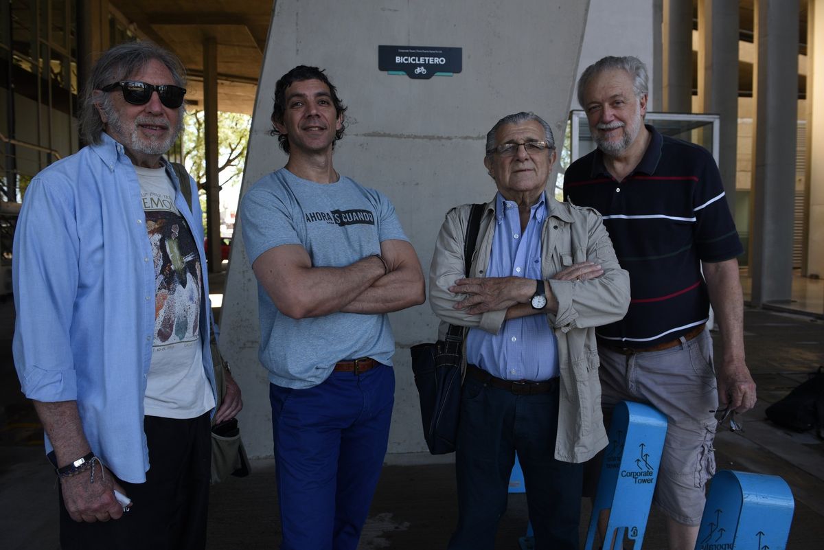 Jorge Álvarez (a la izquierda de la imagen) junto a Héctor Ruiz (a la derecha de la imagen) y el equipo del programa "Asado". Jorge Álvarez (a la izquierda de la imagen) junto a Héctor Ruiz (a la derecha de la imagen) y el equipo del programa "Asado". 