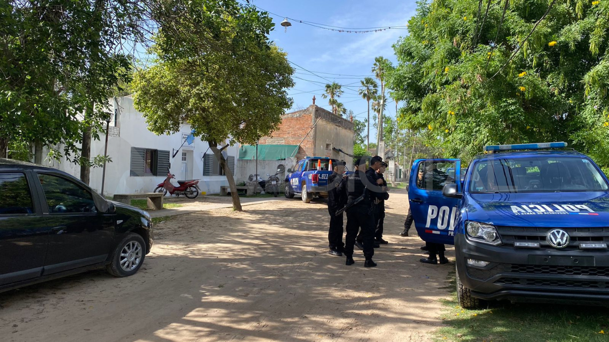 Nueve presos se fugaron por la puerta de la subcomisaría 6° de La Guardia, ubicada en De Petre 4680. Nueve presos se fugaron por la puerta de la subcomisaría 6° de La Guardia, ubicada en De Petre 4680.