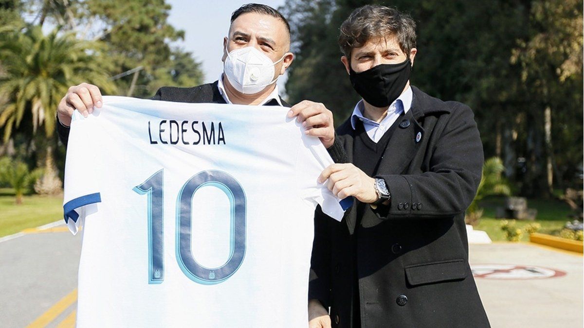 Kicillof reunido con donantes de plasma que recibieron indumentaria de la selecci&oacute;n argentina.