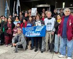 Organismos de derechos humanos, familiares de las víctimas y organizaciones sociales se concentraron frente a los Tribunales Federales de Santa Fe durante la jornada de alegatos de la causa Laguna Paiva II, un juicio histórico que investiga el abandono de niños, niñas y adolescentes como delito de lesa humanidad durante la última dictadura. Organismos de derechos humanos, familiares de las víctimas y organizaciones sociales se concentraron frente a los Tribunales Federales de Santa Fe durante la jornada de alegatos de la causa Laguna Paiva II, un juicio histórico que investiga el abandono de niños, niñas y adolescentes como delito de lesa humanidad durante la última dictadura.