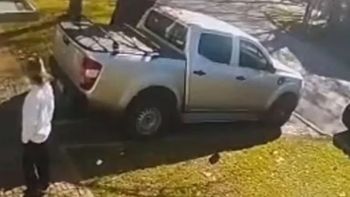 ﻿Delincuentes armados robaron un auto durante un cumpleaños infantil.
