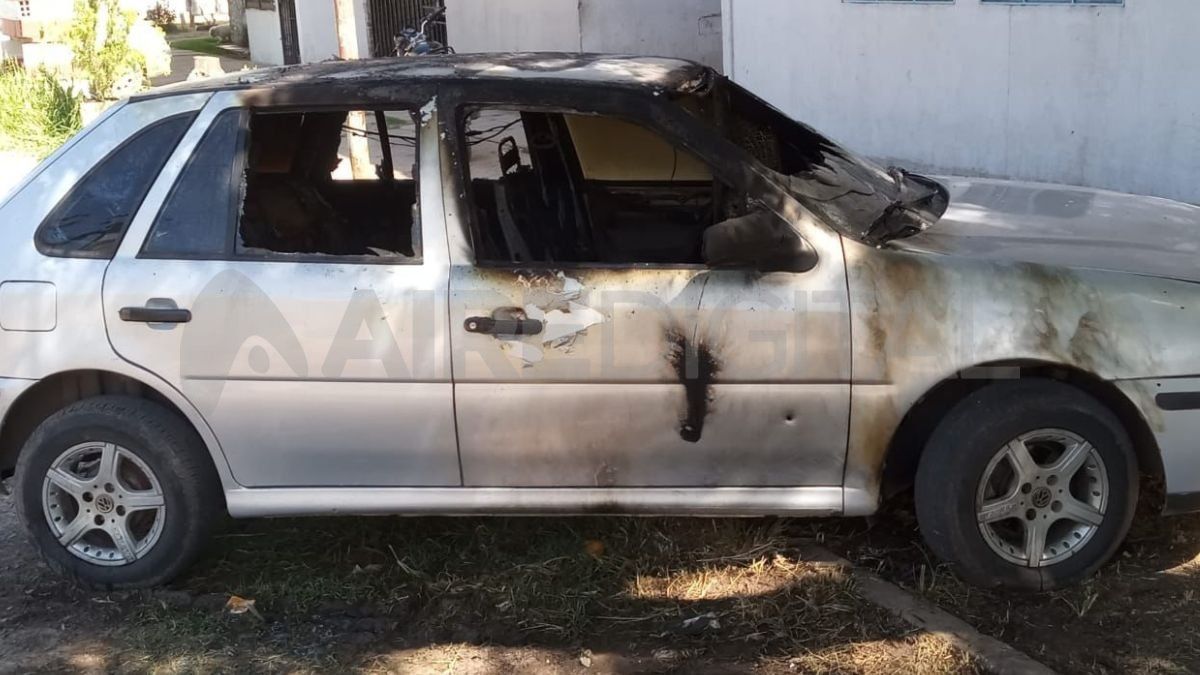 Auto incendiado en Barrio Don Bosco: investigan posibles disparos de arma de fuego