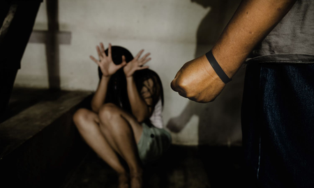 Una madre vendió a su hija de 12 años a un hombre de 70 años Una madre vendió a su hija de 12 años a un hombre de 70 años