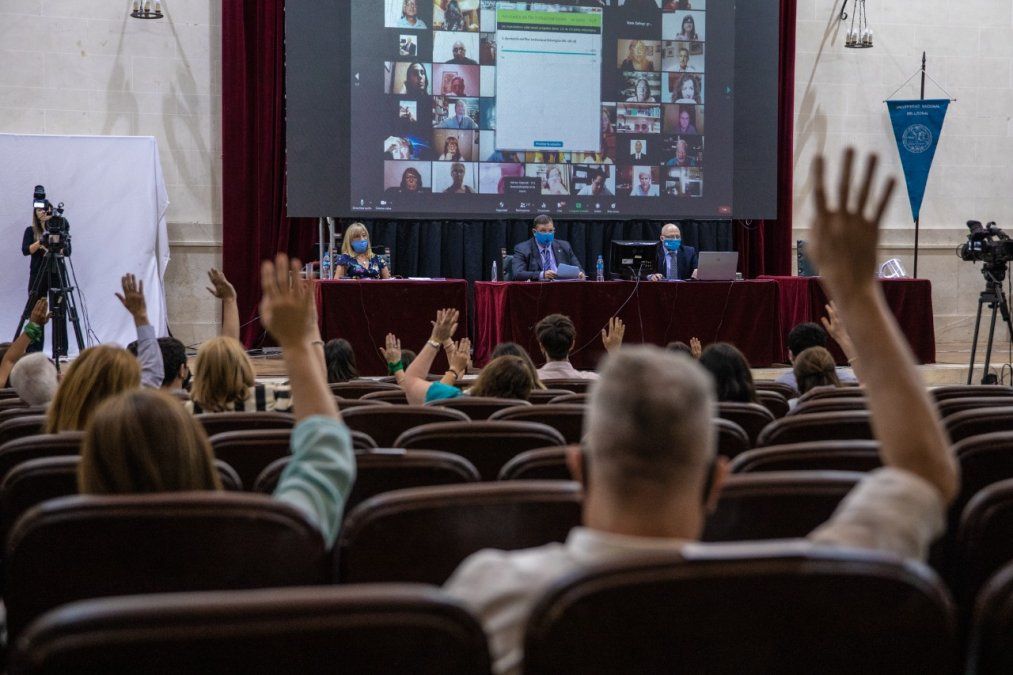 La asamblea de la UNL se desarrolla en el Paraninfo del Rectorado.