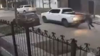 Empujaron una camioneta por la calle para robarla y quedó todo grabado