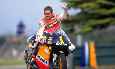 El 26 de junio de 1992, Mick Doohan sufrió un duro accidente y su recuperación se convirtió en un verdadero calvario. Estuvo muy cerca de que le amputaran la pierna derecha, pero volvió a correr y, entre 1994 y 1998, se alzó con cinco coronas al hilo en la categoría reina del motociclismo. El 26 de junio de 1992, Mick Doohan sufrió un duro accidente y su recuperación se convirtió en un verdadero calvario. Estuvo muy cerca de que le amputaran la pierna derecha, pero volvió a correr y, entre 1994 y 1998, se alzó con cinco coronas al hilo en la categoría reina del motociclismo.