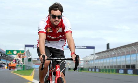 Fernando Alonso, bicampeón de Fórmula 1, fue atropellado mientras andaba en bicicleta y fue operado este viernes de las lesiones recibidas. Fernando Alonso, bicampeón de Fórmula 1, fue atropellado mientras andaba en bicicleta y fue operado este viernes de las lesiones recibidas.