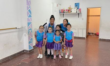 Las niñas de la academia de danzas Reines de la Danse de Santa Fe buscan viajar a una competencia en Brasil. Las niñas de la academia de danzas Reines de la Danse de Santa Fe buscan viajar a una competencia en Brasil.