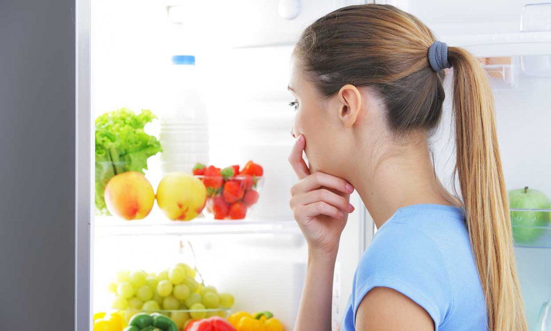 Video viral: joven revela el truco para que la heladera quede impecable y libre de olores.