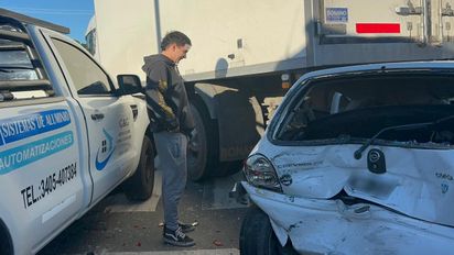 Habló el conductor del auto que quedó debajo de un camión: 