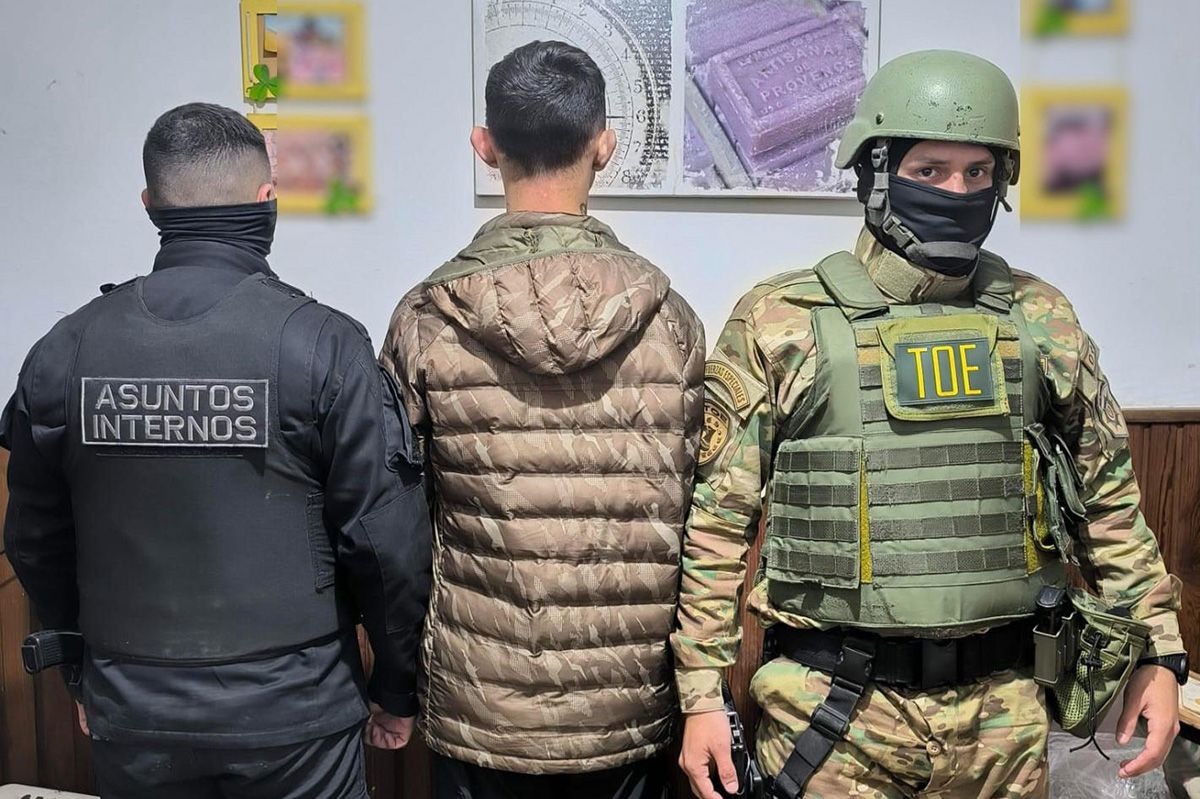Los dos detenidos serán llevados a audiencia imputativa por el fiscal Rébola en el marco de una causa por extorsión. Los dos detenidos serán llevados a audiencia imputativa por el fiscal Rébola en el marco de una causa por extorsión.