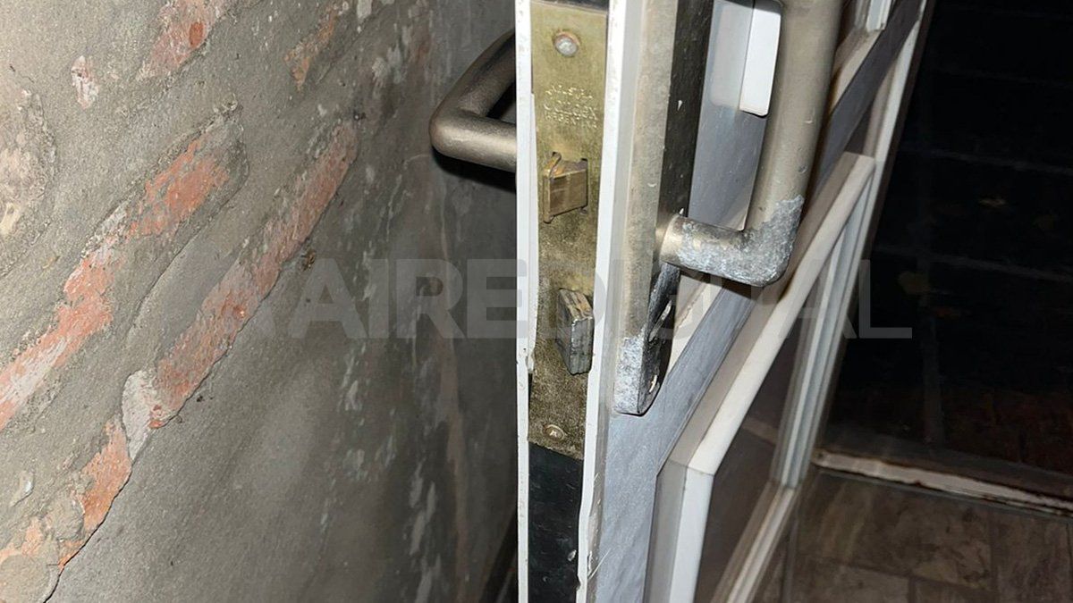 Alrededor de las 0 de este sábado, delincuentes aprovecharon que los dueños de una casa no se encontraban, y se llevaron dinero en efectivo, computadoras y joyas. Alrededor de las 0 de este sábado, delincuentes aprovecharon que los dueños de una casa no se encontraban, y se llevaron dinero en efectivo, computadoras y joyas.