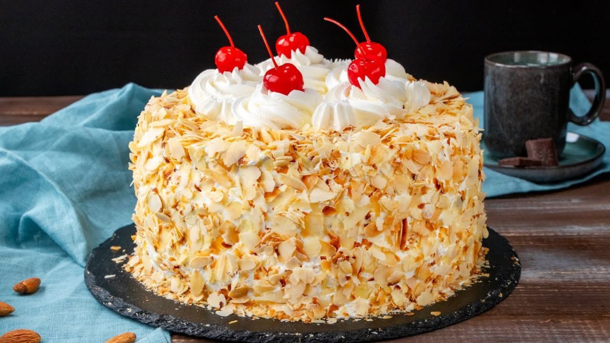 Torta Egipcia, un postre que combina capas de crema y frutos secos.