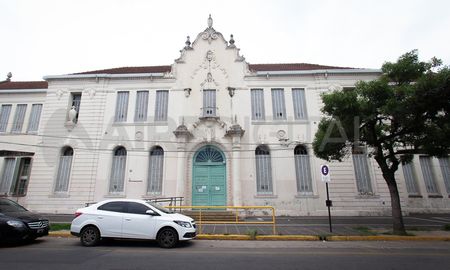 Fachada de la Escuela Almirante Brown de la ciudad de Santa Fe. Fachada de la Escuela Almirante Brown de la ciudad de Santa Fe.