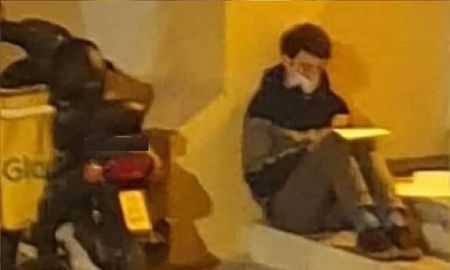 El repartidor que estudiaba en la calle entre pedido y pedido, recibirá una beca El repartidor que estudiaba en la calle entre pedido y pedido, recibirá una beca