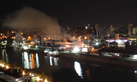 El incendio se registró en horas de la medianoche en uno de los galpones de la empresa. El incendio se registró en horas de la medianoche en uno de los galpones de la empresa.