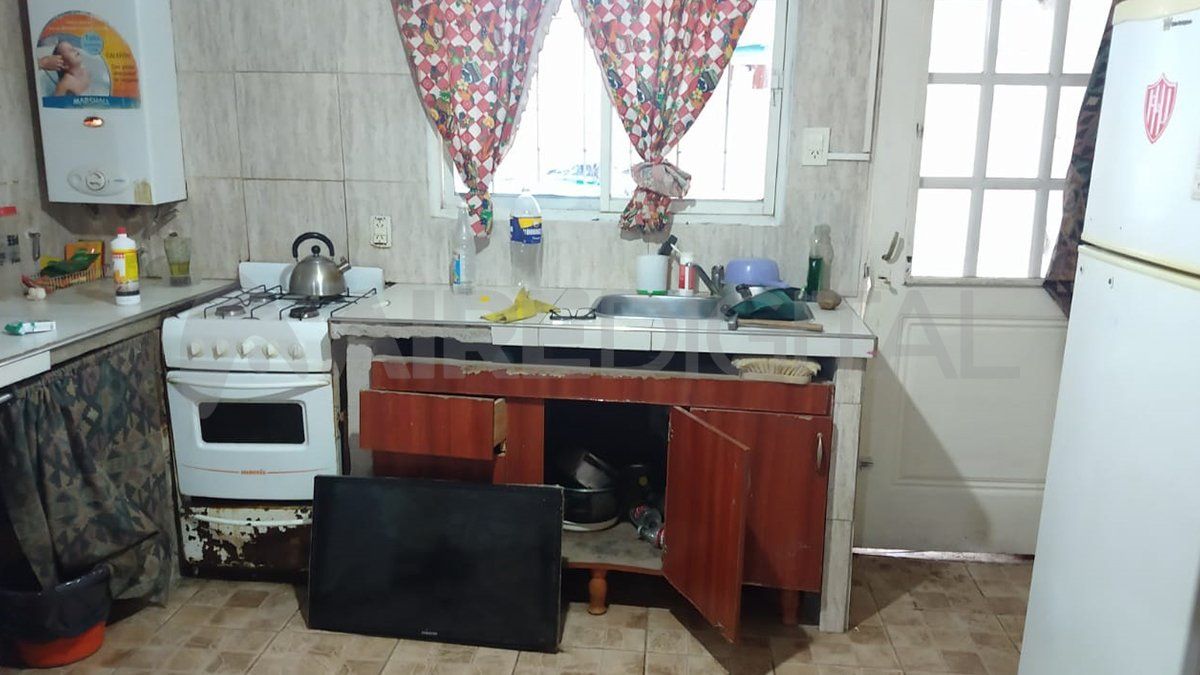 Un televisor quedó preparado al lado de la puerta